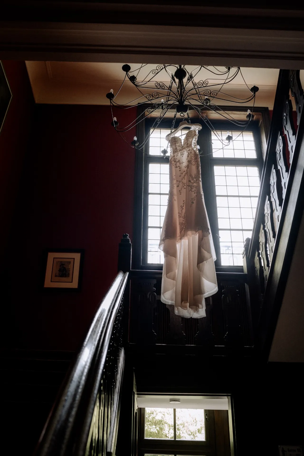 Schloss Eldingen Brautkleid an Treppe